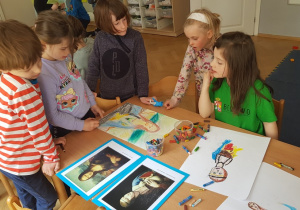 Dziewczynki rysują portret Mona Lisy
